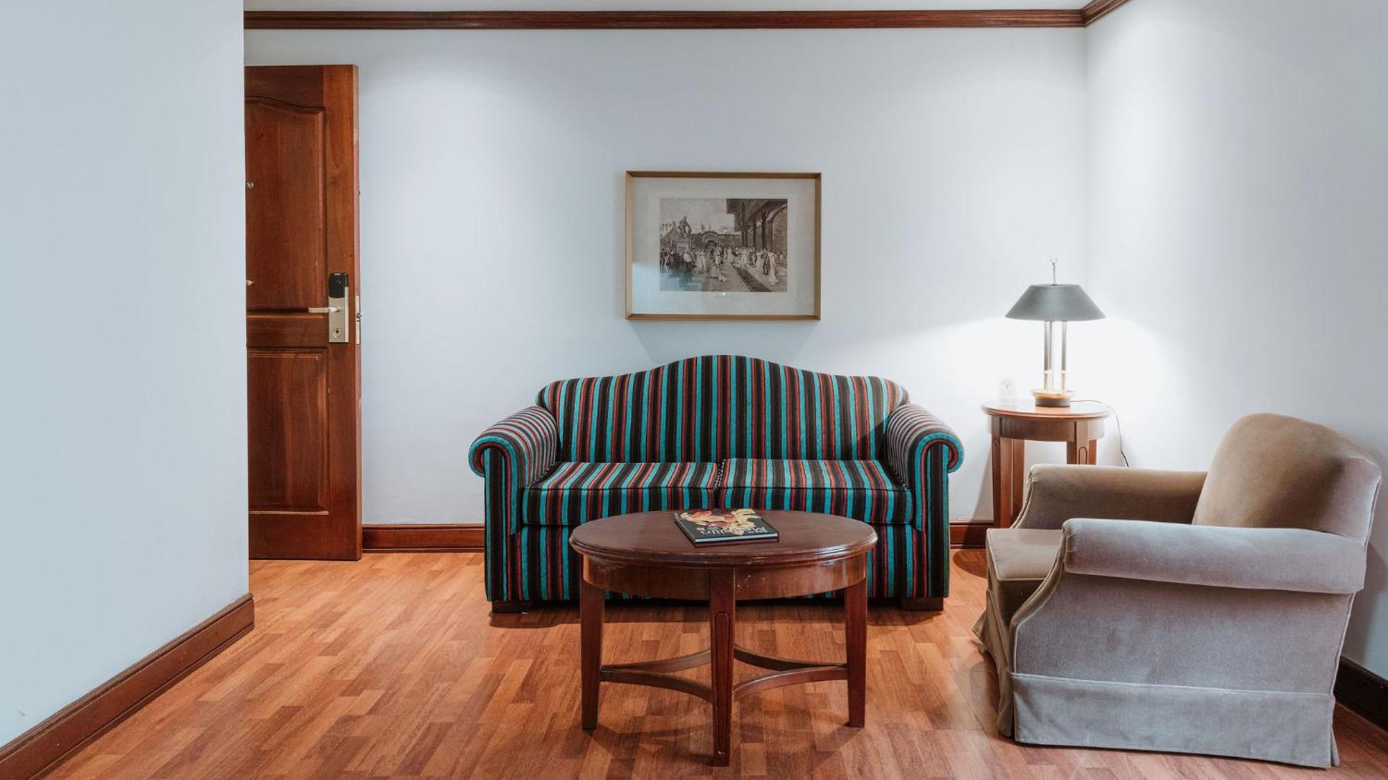 Hotel Park10 ميديلين المظهر الخارجي الصورة A living room with a sofa