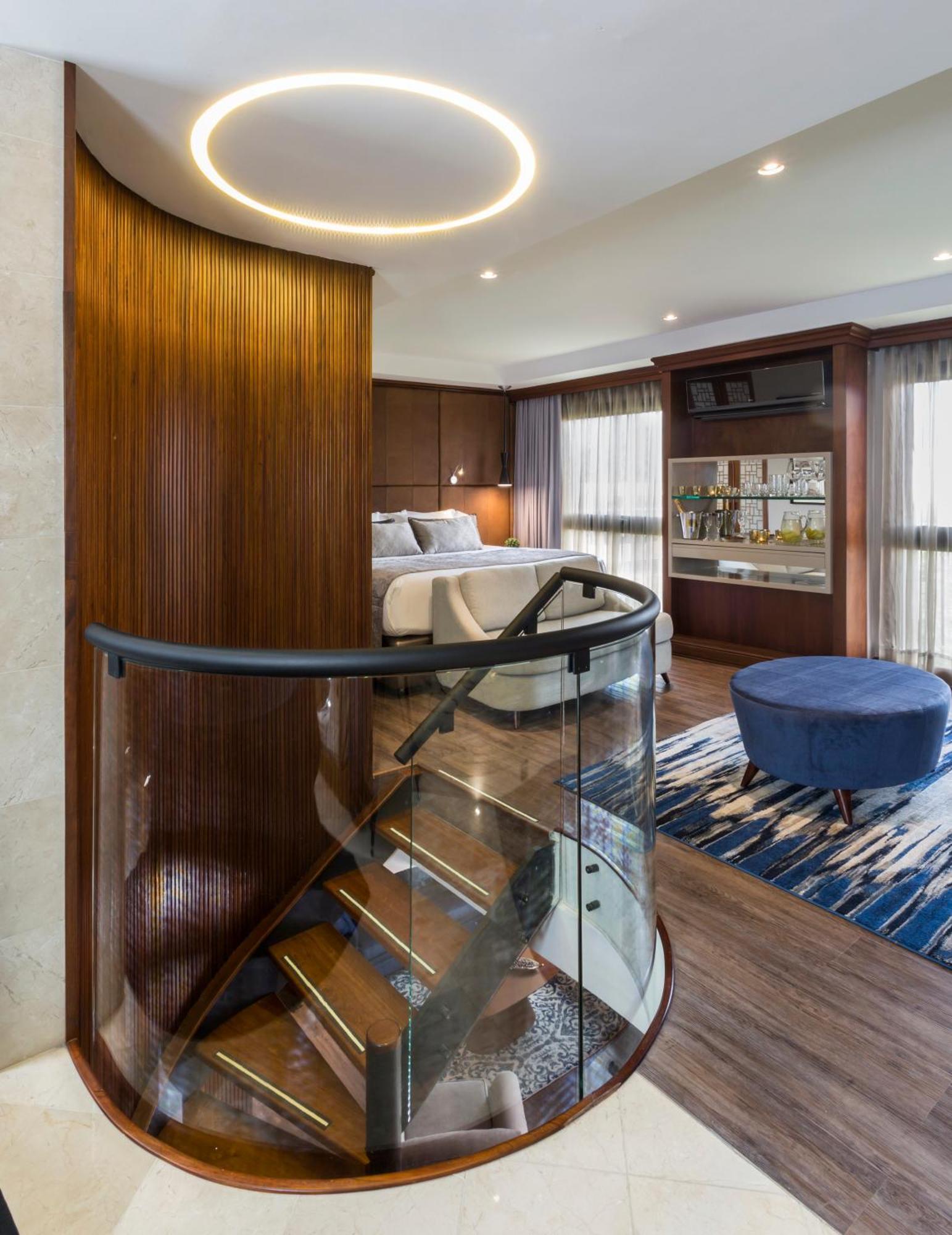 Hotel Park10 ميديلين المظهر الخارجي الصورة The interior of a suite on the Regent Seven Seas Mariner