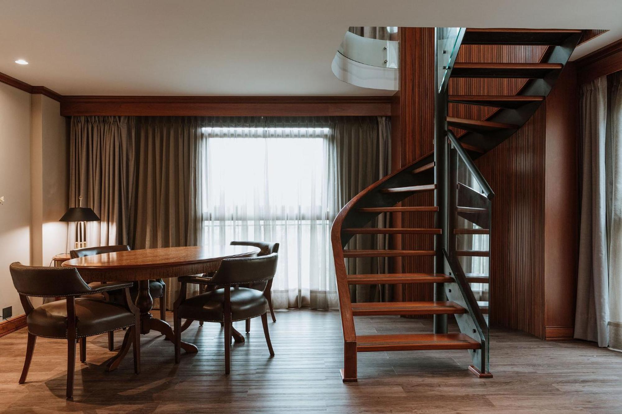 Hotel Park10 ميديلين المظهر الخارجي الصورة A spiral staircase in a hotel