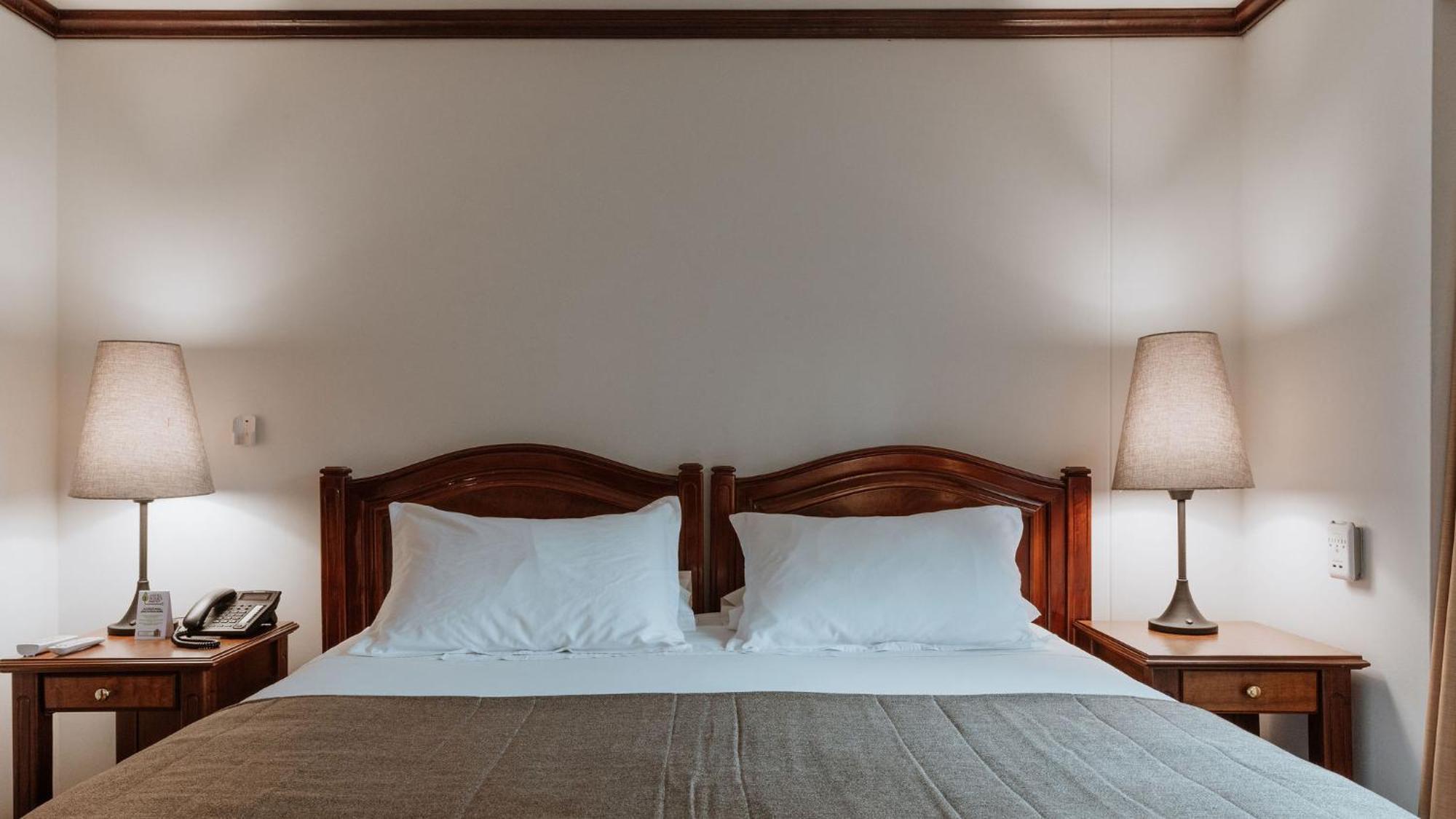 Hotel Park10 ميديلين المظهر الخارجي الصورة A bed with two pillows