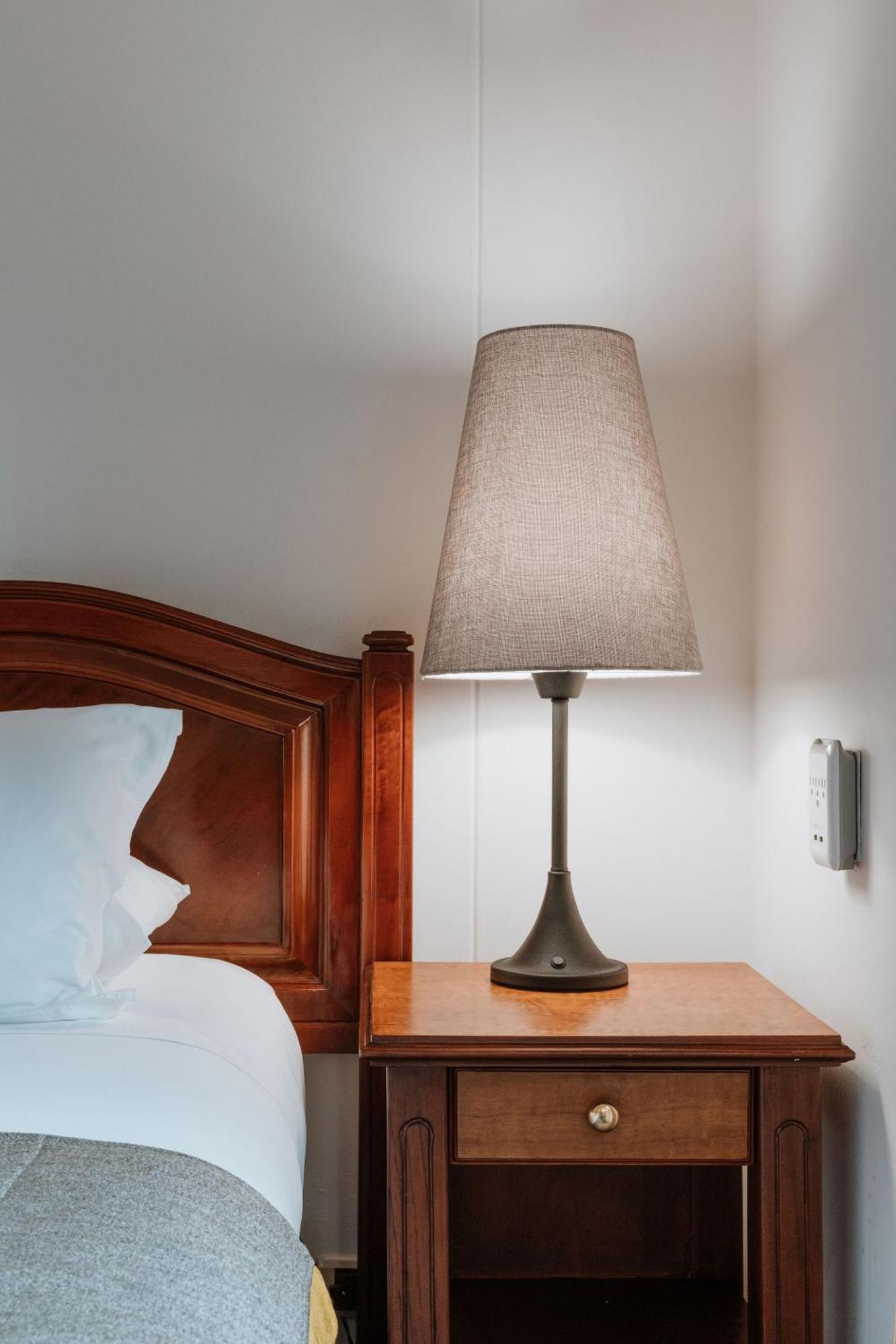 Hotel Park10 ميديلين المظهر الخارجي الصورة A lamp on a bedside table