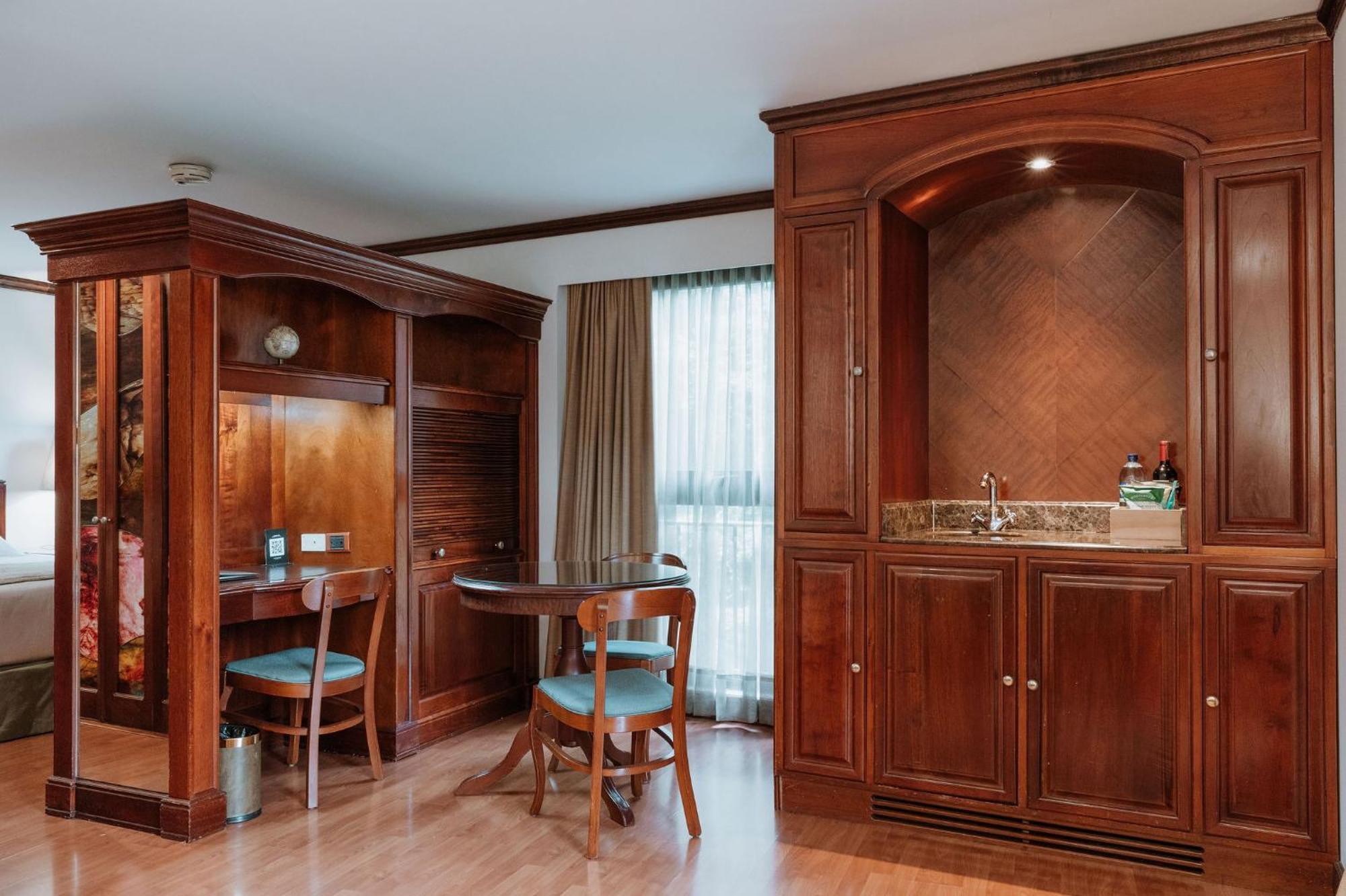 Hotel Park10 ميديلين المظهر الخارجي الصورة A typical room at the hotel